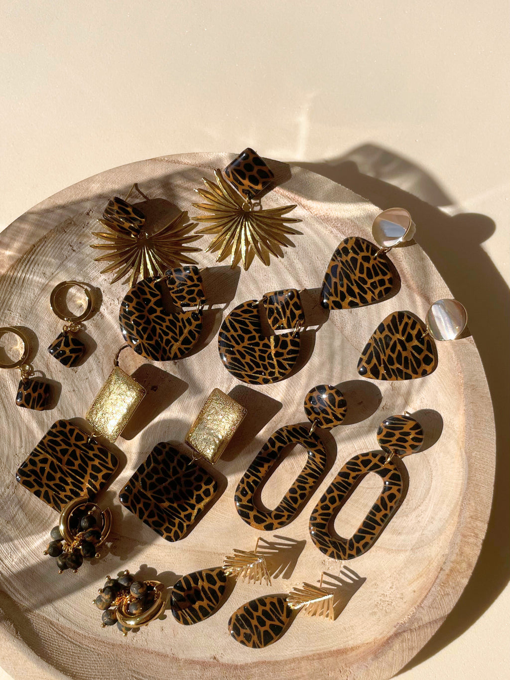 Brincos London Preto & Dourado